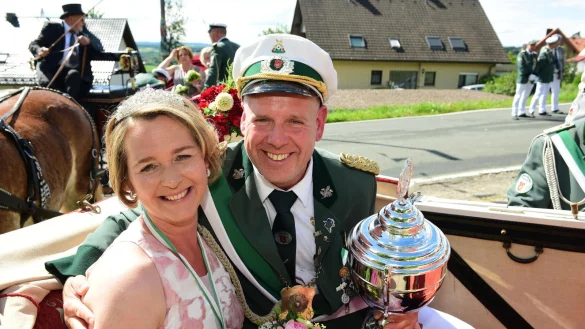 Sven Durgeloh ist neuer Schützenkönig, seine Frau Sandra Königin. - © Nicole Ellerbrake