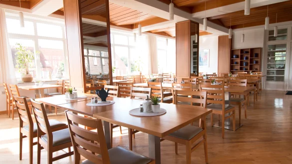 Der Speisesaal sieht ordentlich aus, braucht aber auch eine Grunderneuerung - wie das ganze Inselhaus Vielfalt auf Juist. Auf 4 bis 5 Millionen werden die Sanierungskosten geschätzt. - © Stiftung Eben-Ezer