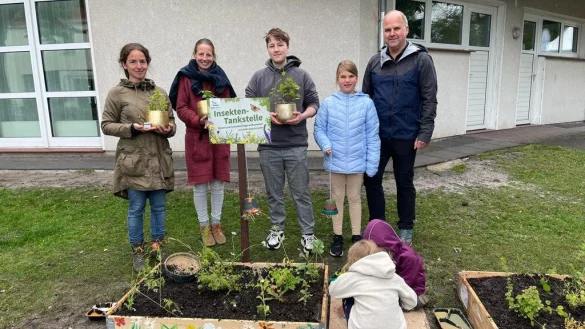 Machen sich f&uuml;r Insekten stark: Anika Hendricks, Vanessa Ruwisch und Moritz Thesmann vom Verein Lippe im Wandel sowie Melissa P&uuml;ster und B&uuml;rgermeister Marcus P&uuml;ster (von links). - &copy; Lippe im Wandel