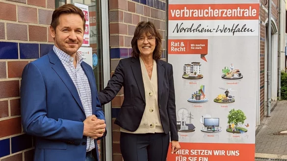 Arkadiusz Galek, seit März 2021 neuer Berater in der Verbraucherzentrale 
Detmold, und Brigitte Dörhöfer Beratungsstellenleiterin. - © Verbraucherzentrale Detmold