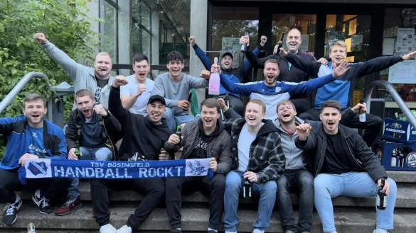 Spontane Meisterfeier auf den Stufen des Halleneingangs: die Handball-Mannschaft des TSV B&ouml;singfeld. - &copy; TSV B&ouml;singfeld