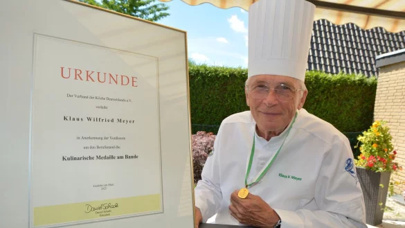 K&uuml;chenmeister Klaus Wilfried Meyer zeigt seine Auszeichnung und die Urkunde, die ihm vom Verband der K&ouml;che Deutschlands verliehen worden sind. - &copy; Karin Prignitz