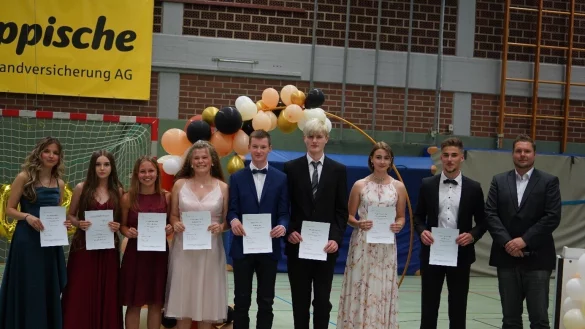 Christoph Praschak (rechts) zeichnte die Klassenbesten aus: Aaliyah Bircan Cokcanol und Angelina Wichmann (beide 10a), Tessa Budelmann und Nastja Kopchuk (beide 10b), Mattis Kalous und Lasse H&uuml;ls (beide 10c), Marie Lysann M&uuml;ller und Johnethen Fade (beide 10d, von links). - &copy; SKS Blomberg