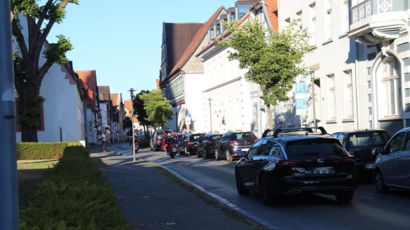 Zweir&auml;der k&ouml;nnen aufgrund der schmalen Fahrbahnbreite des Innenstadtrings - wie hier in der Papenstra&szlig;e - nicht von Autofahrern &uuml;berholt werden. Die Gr&uuml;nen h&auml;tten dazu gerne ein zus&auml;tzliches Schild gehabt. - &copy; Nadine Uphoff