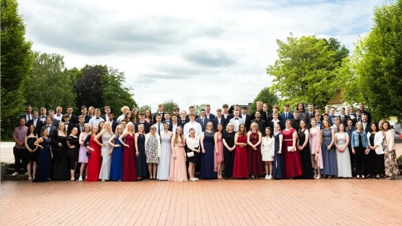93 Sch&uuml;lerinnen und Sch&uuml;ler der Sekundarschule Nordlippe verabschiedeten sich hoffnungsfroh in einen neuen Lebensabschnitt. - &copy; Sekundarschule Nordlippe
