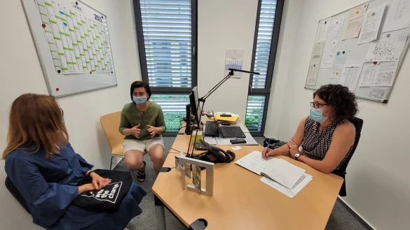 Die Ukrainerin bekommt Unterst&uuml;tzung von Katalin Jakab (rechts). Sie ist Case Managerin und hilft dabei, die Zukunft in Deutschland aufzubauen. Yelyzaveta Topolska (Mitte) &uuml;bersetzt. - &copy; Astrid Sewing