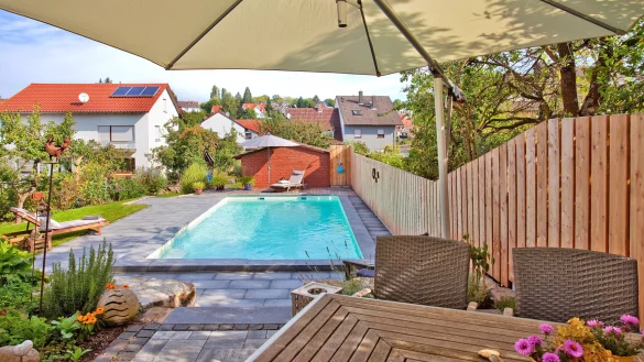 Ein eigener Pool ist im Sommer etwas Feines - es braucht aber eine große Menge Wasser, ihn zu füllen. Das geht wie das Rasensprengen zu Lasten der Wasserversorgung aller Bürger. - © djd