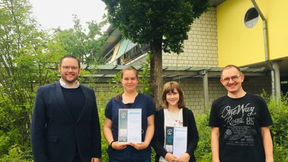 Juryvorsitzender Dr. Gregor Bloch (von links), Sophie L&uuml;dersen, Karla Brandt und Lehrer Michael Bosse bei der Preisverleihung. - &copy; Evangelischer Bund Westfalen und Lippe