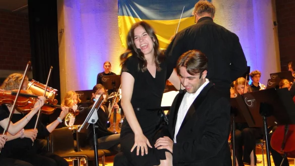 Mathilde St&auml;rk und Friedrich Meyer liefern dem Publikum ein hinrei&szlig;endes Duett aus dem Musical &bdquo;Oliver&ldquo; ab: Mr. Bumble macht Miss Corney den Hof, die seinen Avancen durchaus nicht ablehnend gegen&uuml;bersteht. - &copy; Hajo G&auml;rtner