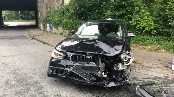 Ein Detmolder hat mit seinem BMW in Bielefeld-Brake einen Unfall gehabt. - © Polizei Bielefeld