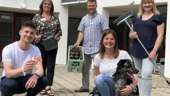 Die möglichen Komponenten eines Jobs, der über die Taschengeldbörse vermittelt wird, zeigen Max Pfister (Geld), Petra Junghans (Gießkanne), Hendric Schwär-Fröhlich (Wasserkiste), Carolin Kulesa (Hund "Bluey" - natürlich geht auch jeder andere Vierbeiner, der Gassi gehen muss) und Nina Hillebrand (Besen). - © Till Brand