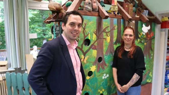 L&uuml;gdes B&uuml;rgermeister Torben Blome begleitete OGS-Koordinatorin Melanie Koechling einen Tag bei ihrer Arbeit und besichtigte dabei unter anderem die hauseigene "Werkstatt" und den Garten mit Blumenbeet. - &copy; Johanniter Lippe-H&ouml;xter