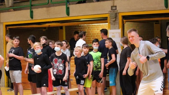 Originelle Spendenaktion: Die Halle bebt beim Brennballturnier an der Sekundarschule Nordlippe. Mit jeder gelaufenen Runde werden die Patenkinder in Bangladesch und Kenia unterst&uuml;tzt. - &copy; Sekundarschue Nordlippe