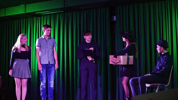 &Uuml;berzeugten mit dem modernen Faust: Karina Wolkow als Christina, Marlon Schr&ouml;der als Benni, Adrian Depping als H&ouml;llenpraktikant, Gina Lachmair als Femphisto, Mattis Kramer als Mephisto (von links). - &copy; Nicole Ellerbrake