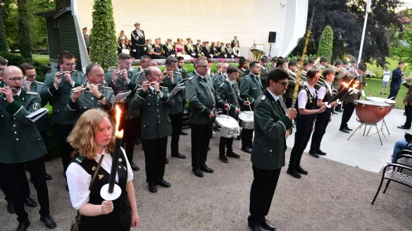 Gro&szlig;er Zapfenstreich der Bad Meinberger Sch&uuml;tzen im Kurpark. - &copy; Nicole Ellerbrake
