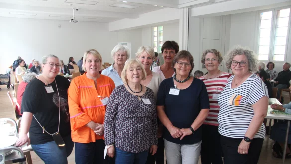Am ersten Freitag nach der Coronapause halfen die Ehrenamtlichen Annika Fidelio (von links), Martina Hannen, Monika Kressmann, Gisela Sprenger, Brigitte Hetzer-Ernst, Martina Holst, Renate Stecker, Marlies Haas und Elke Meyer im gro&szlig;en Saal des Gemeindehauses. - &copy; Cordula Gr&ouml;ne(LZ)