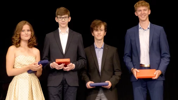 Sie wurden f&uuml;r die besten Abiturzeugnisse geehrt: Saskia Vo&szlig;, Carl Moritz Constien, Joscha Klesse und Luke Vogels&auml;nger. - &copy; Rudi Rudolph