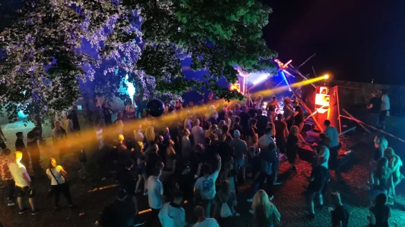 Feiern bis zum Morgengrauen: Das Festival "Burgbeben" mit 400 Besuchern lie&szlig; die altehrw&uuml;rdige Burg Sternberg im wahrsten Wortsinn beben. - &copy; Sylvia Frevert