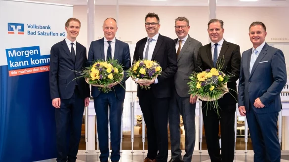 Das Bild zeigt (von links) Matthias Smit (Vorstand), Stefan Titho (Mitglied des Aufsichtsrates), Jens Strate (Mitglied des Aufsichtsrates), Robert Horstbrink (Vorsitzender des Aufsichtsrates), Sven Kaiser (Mitglied des Aufsichtsrates) und Matthias Kruse (Vorstandssprecher). - &copy; Volksbank
