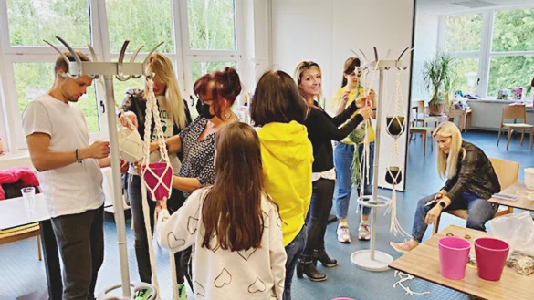 Gefl&uuml;chtete aus der Ukraine treffen sich einmal in der Woche in der Blomberger Einrichtung "Beratung und Treffpunkt" zum Makramee. Das Kreativcaf&eacute; soll ihnen helfen, Kontakte zu kn&uuml;pfen und sich auszutauschen. - &copy; Beratung und Treffpunkt