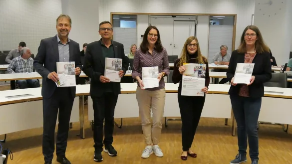 Halten die Ergebnisse der Elternbefragung in der Hand: Markus Rempe (Leitung Fachdienst Bildung, Demografie und Zukunftsthemen Kreis Lippe), Thomas Portong (Gesch&auml;ftsbereichsleiter Jugend und Schule Stadt Lemgo), Dr. Claudia B&ouml;hm-Kasper (Bildungsmonitoring Kreis Lippe), Janine Matthes (Jugendhilfeplanung Kreis Lippe) und Andrea Rodekamp (Leitung des Fachbereichs Bildung und Soziales Gemeinde Leopoldsh&ouml;he, von links). - &copy; Kreis Lippe