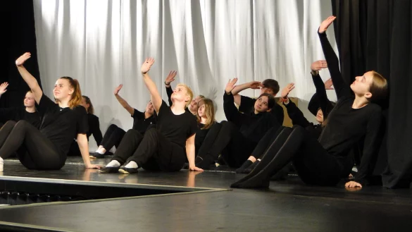 &bdquo;Wie k&ouml;nnen wir uns vor Unheil und Gewalt sch&uuml;tzen?&ldquo;, fragen die T&auml;nzerinnen in ihrer Performance und versuchen das B&ouml;se mit entschiedenen Gesten abzuwehren. - &copy; Hajo G&auml;rtner