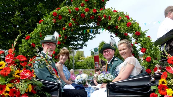 In pr&auml;chtiger Kutsche: Die Sonneborner K&ouml;nigsgesellschaft mit K&ouml;nig Jens Simpson und K&ouml;nigin Conny Simpson (links) sowie Hofoffizier Stephen Kendon mit Hofdame Manuela Hillmer. - &copy; Rudi Rudolph