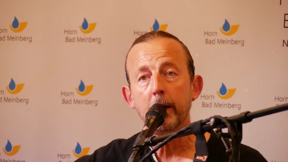 Der Songpoet Michael Raeder intoniert Liebeslieder in mehreren Sprachen und begeistert mit Eigenkompositionen. - &copy; Thomas Kr&uuml;gler