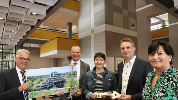 Schl&uuml;ssel&uuml;bergabe an der TH: (von links) Wolfgang Feldmann (Bau- und Liegenschaftsbetrieb), TH-Pr&auml;sident Prof. J&uuml;rgen Krahl, Kanzlerin Nicole Soltwedel, Ante Niggemeier und Gabriele Willems (beide BLB). - &copy; Martin Hostert