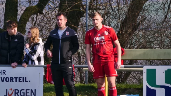 Fiebern dem Finale entgegen: Extertals Trainer Thomas Elsner und sein Spieler Joris Jabke (rechts). - © Jörg Hagemann