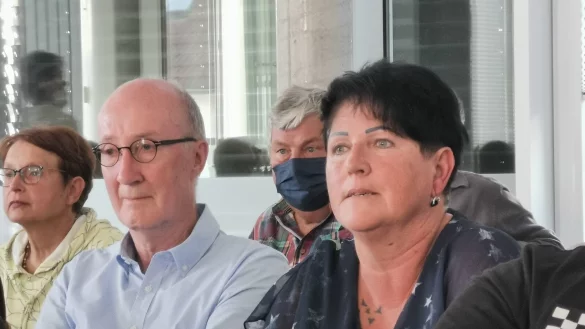 Ist sauer auf die Gemeinde: Rosenstra&szlig;en-Anlieger Friedel Wehrmann (links) bekommt in der Bauausschuss-Sitzung Unterst&uuml;tzung von Birgit Fasse (rechts), die seinerzeit f&uuml;r die Anlieger der Bergstra&szlig;e stritt. - &copy; Sylvia Frevert