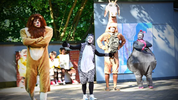 L&ouml;we Alex (Jens Kanne), Zebra Marty (Svenja Blume), Giraffe Melman (Simon Kaiser) und Nilpferd Gloria (Jasna Plate) sind die Hauptdarsteller des Musical-Abenteuers &bdquo;Madagascar". Publikumslieblinge sind aber alle knapp 65 Schauspieler. - &copy; Nicole Ellerbrake