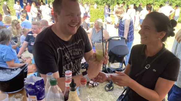 Barkeeper Marc Sendermann (links) serviert Aurelia Trenzano eine seiner leckeren Cocktail-Varianten. - &copy; Sandra Castrup
