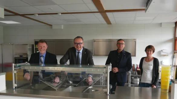 Schulamtsdirektor Torsten Buncher und B&uuml;rgermeister Markus Baier legen schon selbst Hand an in der neuen Mensa der S&uuml;dschule. Auch Gesch&auml;ftsbereichsleiter Thomas Portong und Schulleiterin Christiane Beermann von links) freuen sich. - &copy; Stadt Lemgo