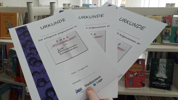 Erfolgreiche Leseclubteilnehmer erhalten zum Abschluss Urkunden. - &copy; Stadtb&uuml;cherei Lage