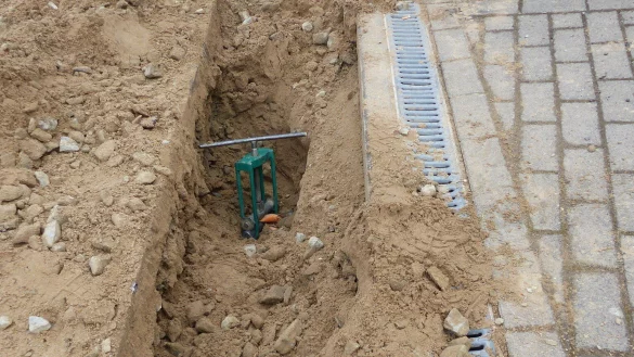 Die besch&auml;digte Gasleitung wurde provisorisch mit einer Art Klemme abgedichtet. - &copy; Feuerwehr Kalletal