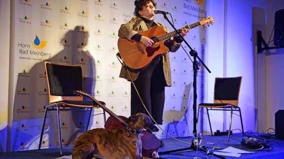Susi Wittig freut sich &uuml;ber den Besuch von Hund Titus auf der B&uuml;hne. - &copy; Nicole Ellerbrake