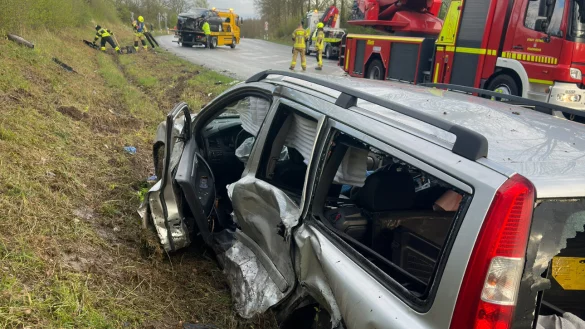 Zu einem schweren Verkehrsunfall auf dem Nordring ist die Feuerwehr am Donnerstagnachmittag gerufen worden. - &copy; Feuerwehr Detmold/C.Rieks