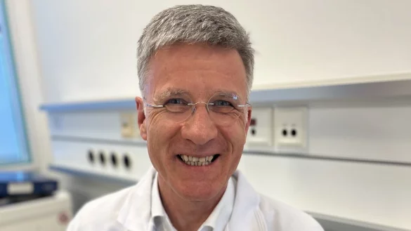 Chronische Wunden sind oft ein Tabu-Thema. Uwe Riedel will dies &auml;ndern und f&uuml;r die Behandlung werben. Im B&uuml;rgerhaus informiert er &uuml;ber dieses Thema. Der Direktor der Klinik f&uuml;r Dermatologie, Dr. Helger Stege, wird &uuml;ber Hautkrebs aufkl&auml;ren. - &copy; Fotorechte: Klinikum Lippe