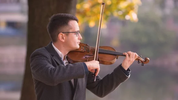 Seit seinem f&uuml;nften Lebensjahr spielt Paul Darmits Violine. Deshalb spielt er heute auf einem sehr hohen Niveau. - &copy; Bildrechte: Paul Darmits
