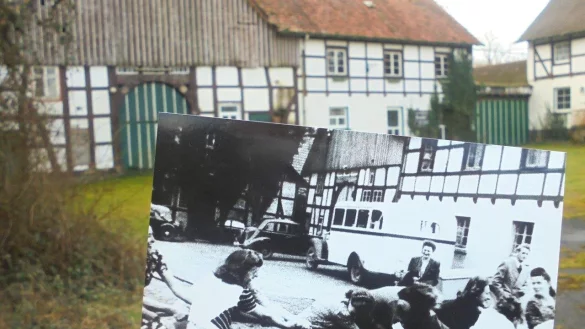 Die Varenholzer Ufa-Besch&auml;ftigten unrernahmen zwischen 1945 bis 1951 einen Betriebsausflug zum B&ouml;gerhof und veranstalteten auf dem dortigen Parkplatz ein lustiges Tauziehen (siehe Schwarz-Wei&szlig;-Foto). Im Hintergrund in Farbe der identische Standort heute. - &copy; Hans-Ulrich Krause