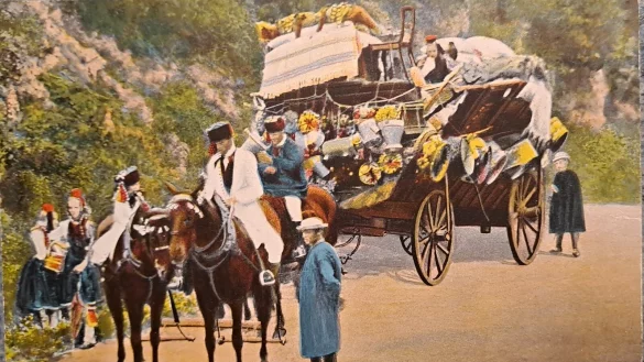 Ein historisches Farbfoto zeigt, wie aufw&auml;ndig der "Brautzug" auf dem Lande noch Anfang des 20. Jahrhunderts inszeniert wurde. Es ging darum, Prosperit&auml;t und gesellschaftliche Bedeutung der Familien, zu denen die Brautleute geh&ouml;rten, zu demonstrieren. - &copy; Foto-Rechte: Dr. Thomas M. Dann