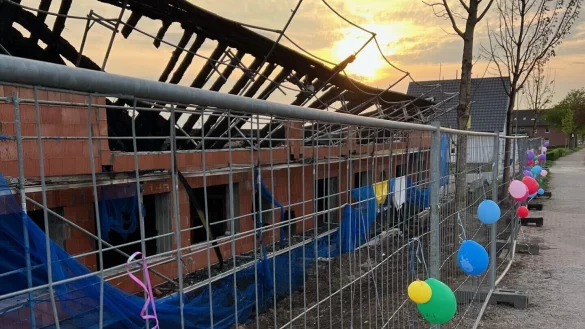 Luftballons h&auml;ngen am Zaun der in Teilen abermals abgebrannten Kita am Elkenbreder Weg. - &copy; Thorsten Kopsieker