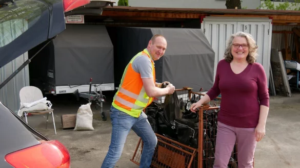Tolle Aktion: Jan Runte vom Stadtteam Stadtentw&auml;sserung und Wasserwirtschaft hilft Bettina Oeynhausen-Ezeokoli, ihren Wagen mit Sands&auml;cken zu beladen. - &copy; Thomas Kr&uuml;gler