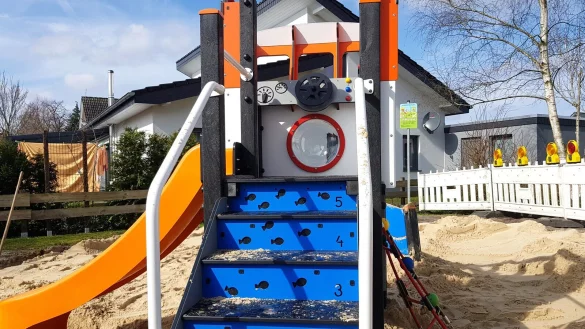 Auf dem umgestalteten Spielplatz geht es maritim zu. - &copy; Gemeinde Schlangen