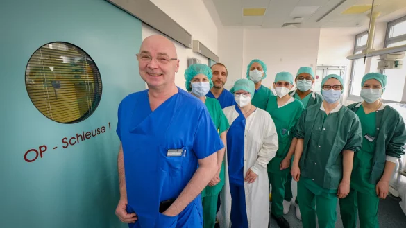 Nicht ohne mein Team: Niels Rahe-Meyer, Chefarzt der Klinik f&uuml;r An&auml;sthesiologie und operative Intensivmedizin im Franziskushospital, trommelte f&uuml;rs Foto schnell einige Kolleginnen und Kollegen zusammen. - &copy; Andreas Zobe
