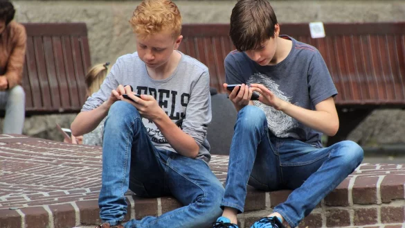 Blick nach unten: Smartphones sind f&uuml;r Kinder ein fesselnder Zeitvertreib. Die Finger davon zu lassen, ist schwer. In der Schule ist das ein Problem. - &copy; natureaddict/pixabay