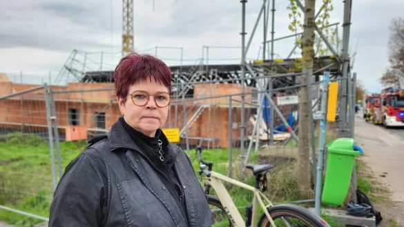 Architektin Manuela Kramp am Donnerstag vor der Brandstelle. - &copy; Freya K&ouml;hring