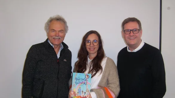 Kooperieren: Dr. Winfried Brunner (links) und Dr. Christian Hensen als Vertreter des Rotary Club Detmold-Oerlinghausen mit Nina Wiedenhaus vom Sozialdienst der JVA Detmold. - &copy; JVA Detmold