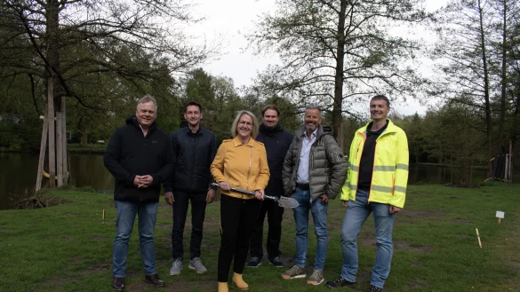 Kurdirektor Thorsten Brandt, Landschaftsarchitekt Matth&auml;us Janczyk, Bad Meinberg-Vorsitzende Diana Vorndamme, Bad Meinberg-Mitglied Fabian Roll, Thomas Grytz von Galabau Grytz und Tobias Nolting als Vertreter der Stadt (von links) haben den symbolischen Spatenstich f&uuml;r den Motorikpfad im Bad Meinberger Seekurpark gesetzt. - &copy; Stadt Horn-Bad Meinberg